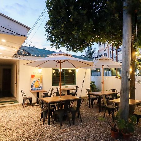 Ocean Breeze Hostel By Daily Sweet Moalboal Exterior photo