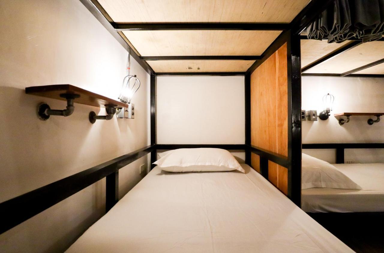 Ocean Breeze Hostel By Daily Sweet Moalboal Exterior photo