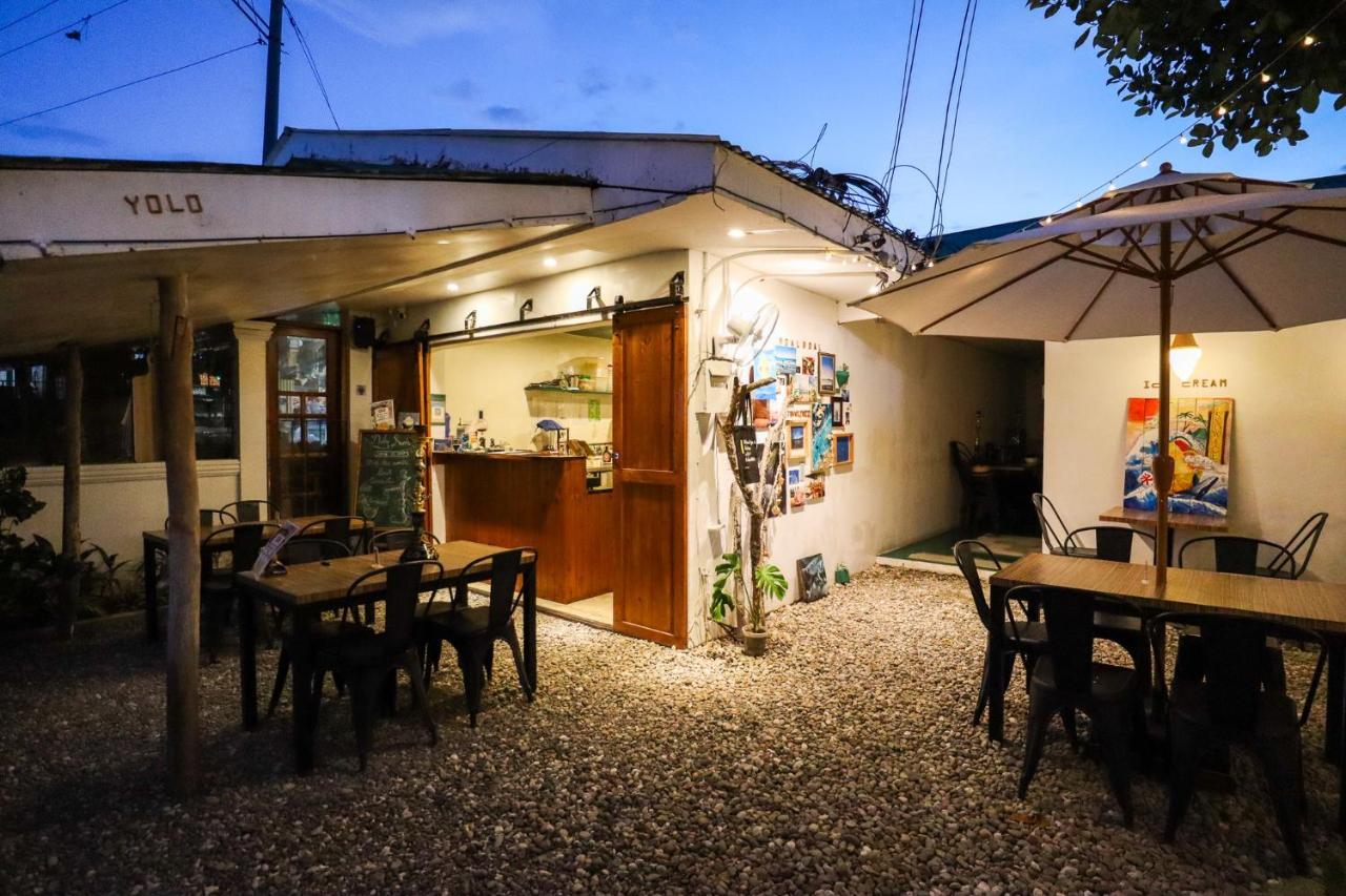 Ocean Breeze Hostel By Daily Sweet Moalboal Exterior photo