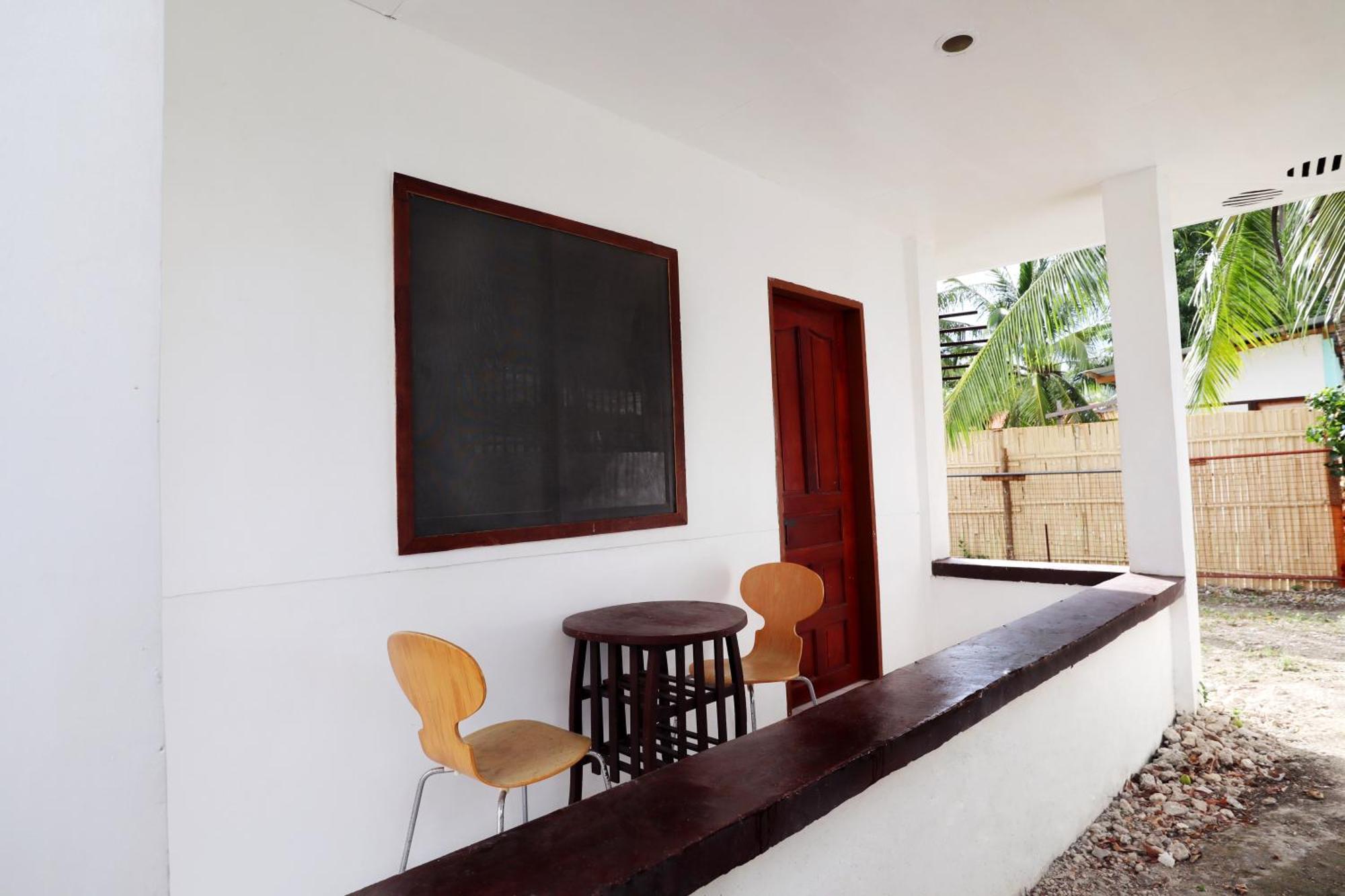 Ocean Breeze Hostel By Daily Sweet Moalboal Exterior photo