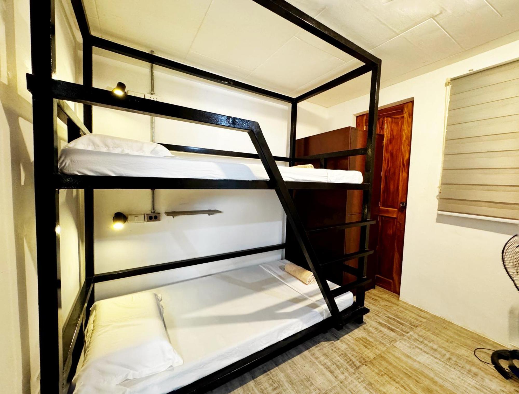 Ocean Breeze Hostel By Daily Sweet Moalboal Exterior photo
